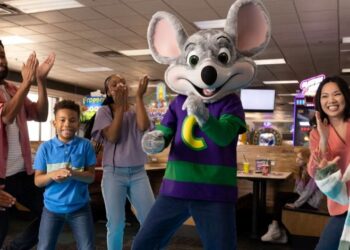 Children participating in the Mini Chef Experience and playing games during Family Brunch at Chuck E. Cheese Qatar